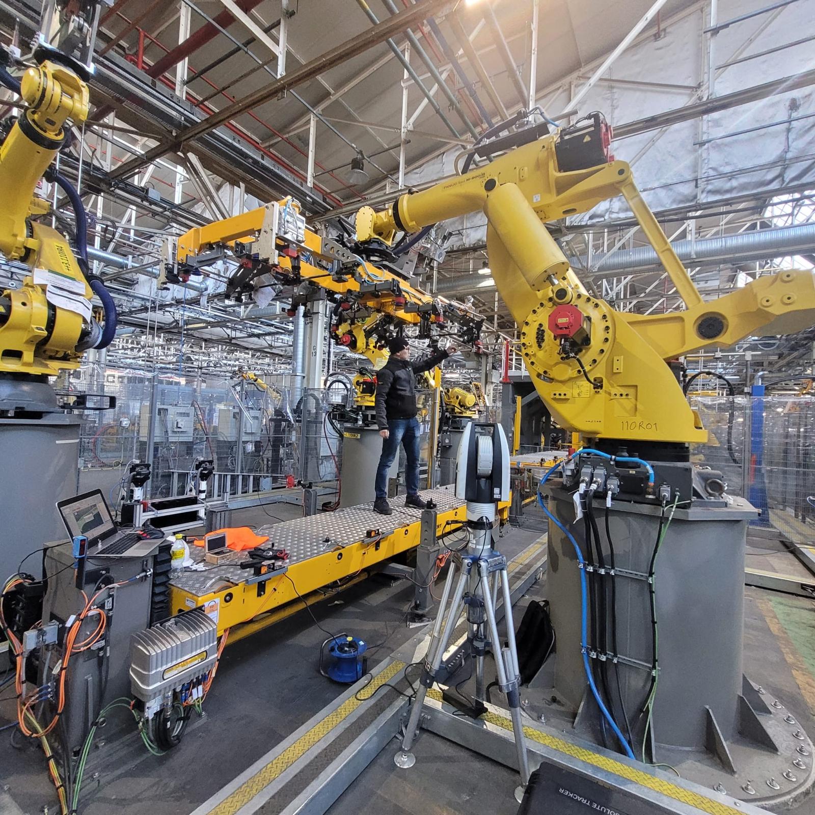 Large industrial robot cell under measurement and integration support